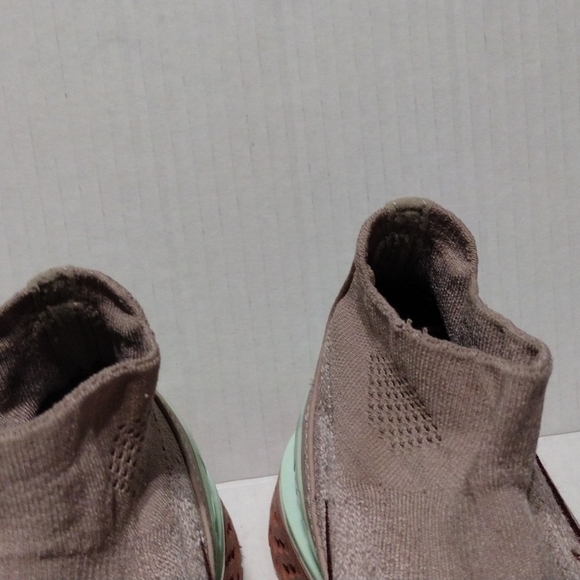 Nike Shoes Women Sz 7.5 Rise React Flyknit Diffused Taupe Smokey Mauve - Picture 10 of 12